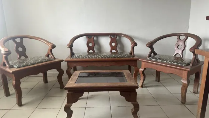 Sofá, poltronas e mesa de centro 