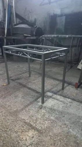 Mesa de metal para organização