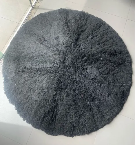 Tapetes redondos peludos preto