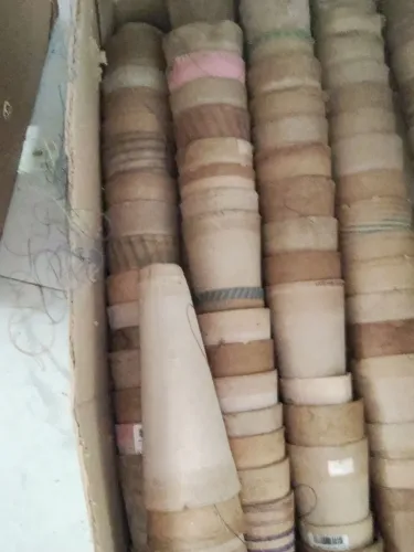 Caixa com cones de linha de costura para artesanatos