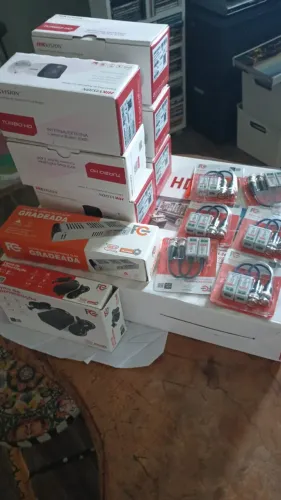 Sistema de CFTV incluindo DVR com 16 canais, 6 câmeras, duas fontes e 6 pares de "baloons"