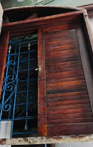 Janela de madeira com grade