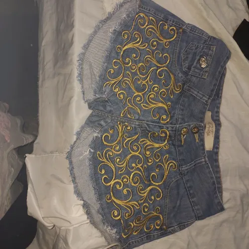 Shorts Jeans Bordado Dourado - Estilo e Elegância