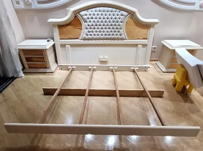 Cama de Casal Queen Size com Cabeçeira de madeira e almofada capitonê
