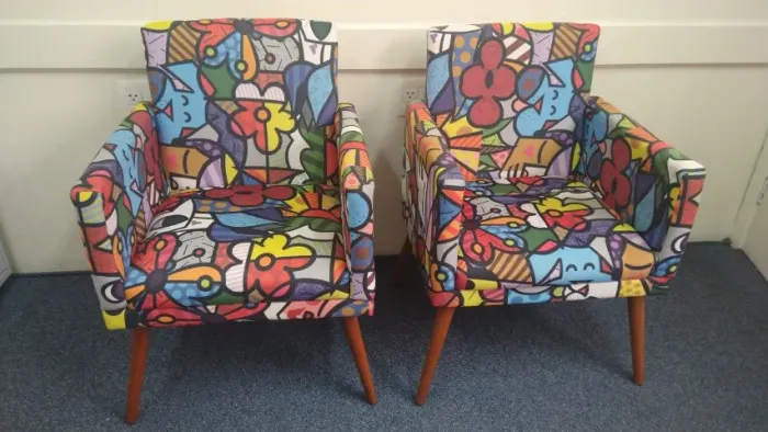 Par de poltronas Romero Brito