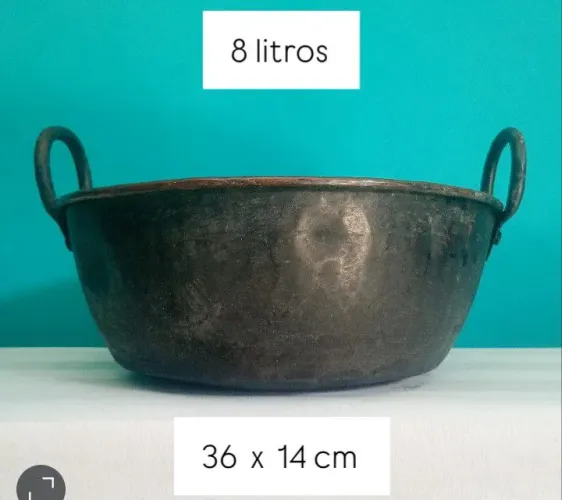 Antigo e grande tacho em cobre e ferro - 8 litros <br>36 x 14 cm <br>
