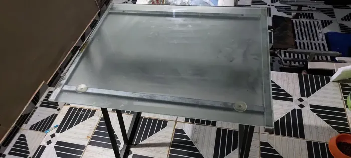Vendo mesa de aço com tampo de vidro usada em bom estado.