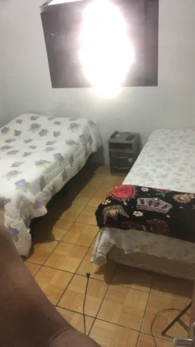 Procuro alguém pra dividir casa .