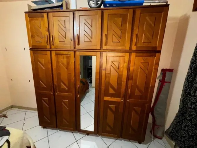 Guarda roupas em 100% madeira com Baú 5 portas