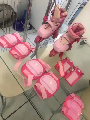 Patins rosa com acessórios de proteção