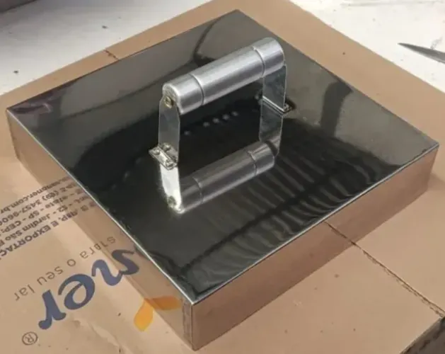 Tampa em Aço Inox 30x30cm com Pegador para Churrasqueiras Chapas Pizza Costela Bafo