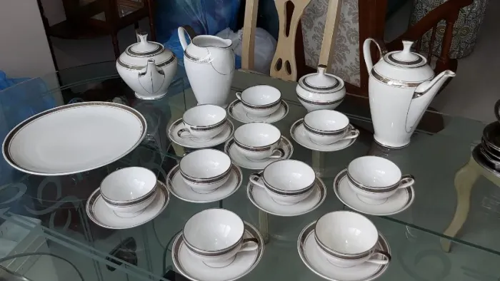 Aparelho de chá (10 xícaras, 10 pires + prato de bolo, bule de chá e café e jarra de leite