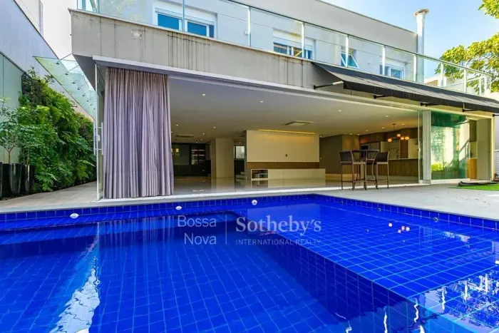 Casa com piscina e jardim