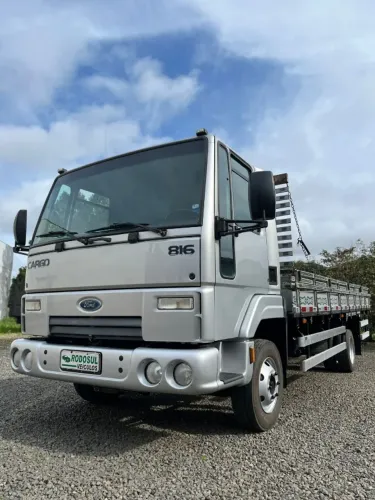 Caminhão Ford Cargo 816 ano 2013 com carroceria