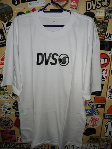 Camiseta DVS paralela - Branca