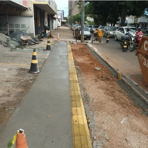 Instalação de piso tátil e reforma de calçada