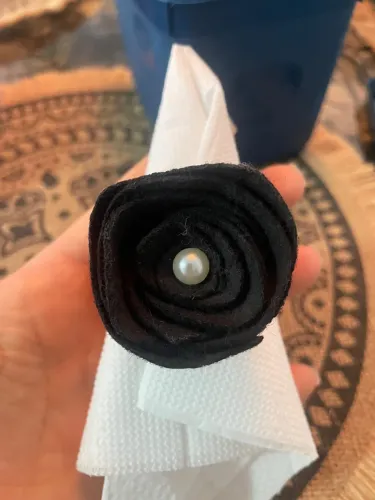 Porta Guardanapos- Flor Decorativa de Feltro com Detalhe de Pérola