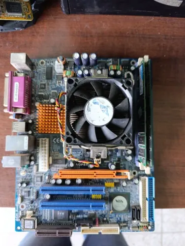 Kit Placa-Mãe k8v800-m + processador AMD sempron2800+ 768mb ram