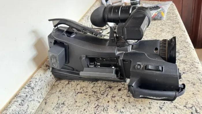 FILMADORA PANASONIC AG-DV G60 (PARA SER RESTAURADA OU APROVEITAR PEÇAS)  
