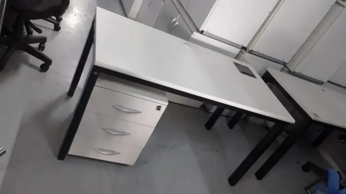 Mesa com gaveteiro para escritório