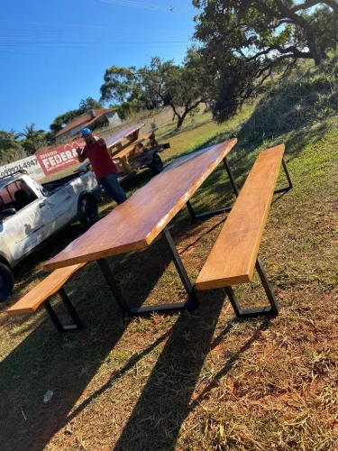 Móveis rústicos e mesa com pé de ferro 