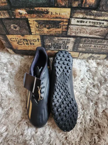 TAM. 40/41/42/43 CHUTEIRA FUTEBOL SINTÉTICO ORIGINAL ADIDAS 