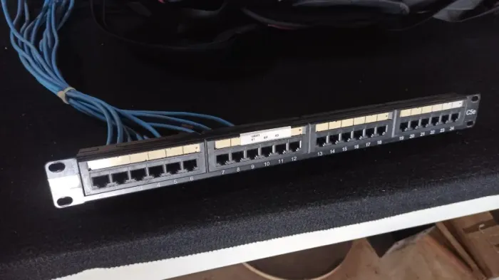 Patch Panel CSE 24 Portas CAT5e com Cabos Azuis