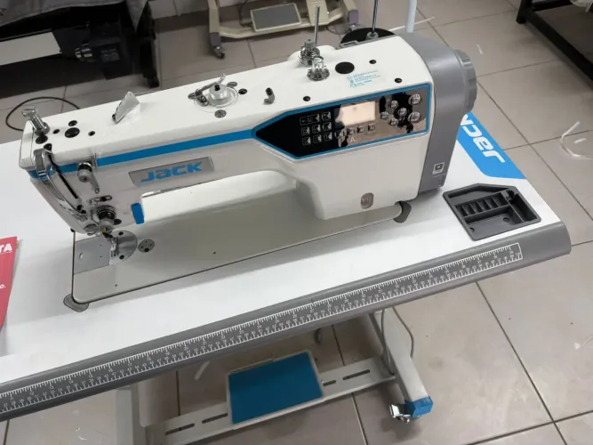 Máquina de Costura Reta Eletrônica - A6F - Jack - 220V