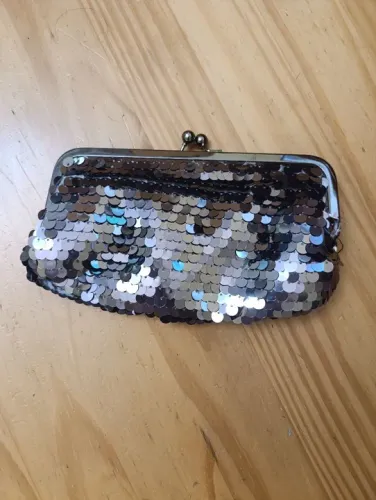Bolsa clutch com paetês