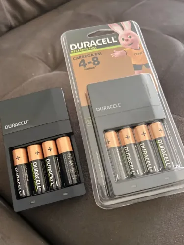 Carregador de Pilhas Recarregáveis + 4 Pilhas Duracell