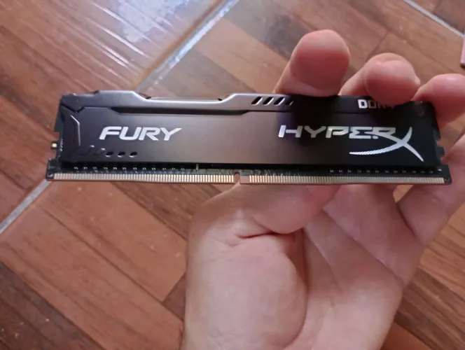 4 × 2 Memória Ram 8 Gb, ddr4. Frequência 2133.