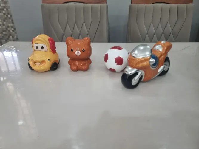 Cofrinhos de cerâmica servem como decoração infantil. 