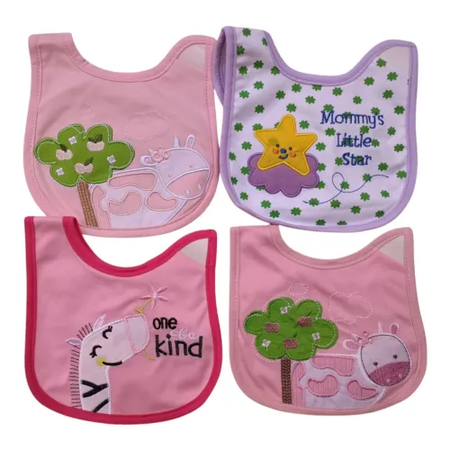 Kit com 4 babadores da marca Carter's, importado e novo.