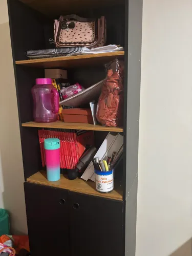 ESTANTE NOVA COMPRADA A MENOS DE TRÊS MESES