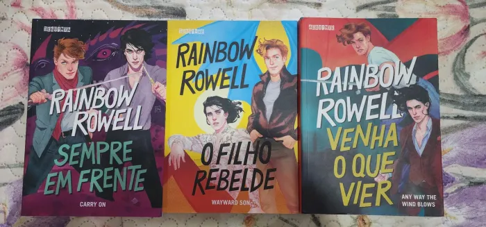 Livro Trilogia Simon Snow Carry On de Rainbow Rowell
