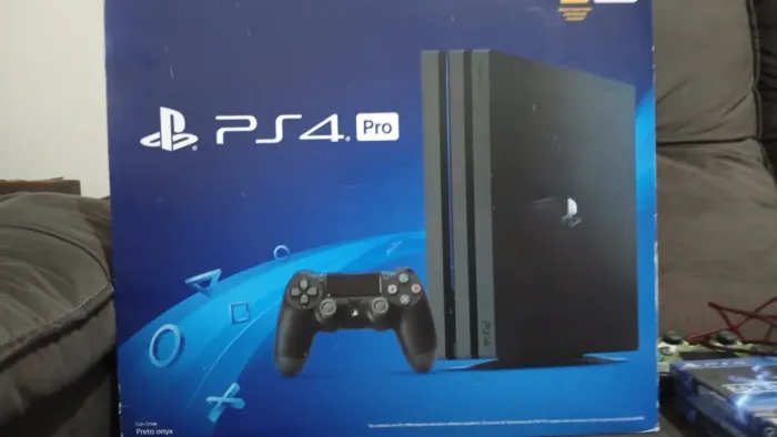 PS4 Pro 1T 4K - 2 Controles e 3 jogos