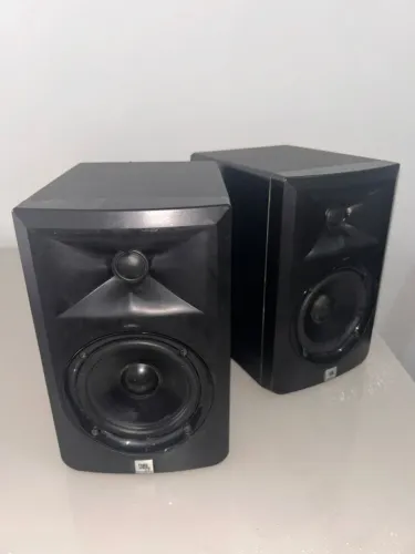 JBL LSR305 - Par de Monitores de Estúdio 5"