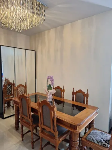 Vendo 06 cadeira com mesa de jantar em madeira de lei com tampo de vidro