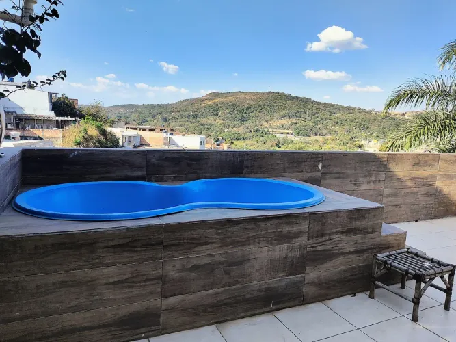 Troco por outra casa com quintal grande , casa com terraço piscina pequena mil litros .