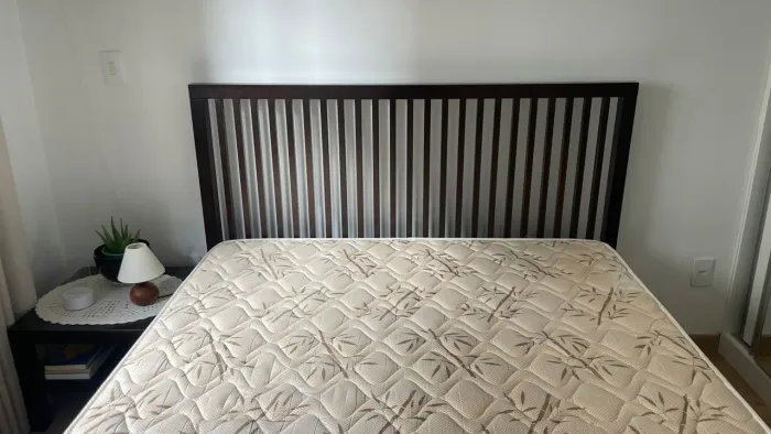 Vendo cama queen, colchão e cômoda