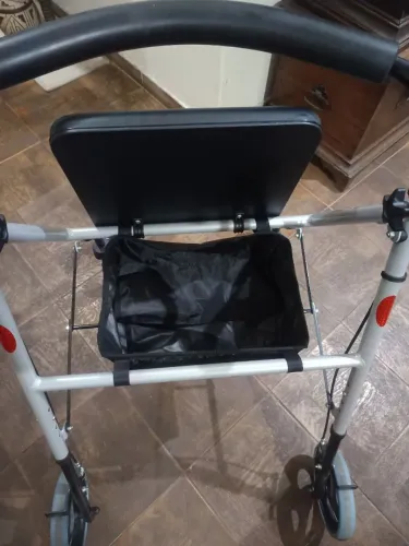 Vendo andador com rodas com cadeira e cesta com freios nas rodas