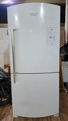 Geladeira Brastemp com 573 litros de capacidade gelando muito pouco quase nada