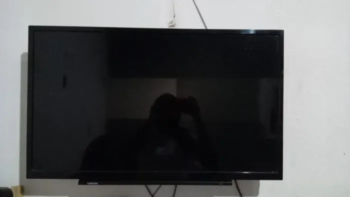 Tv 32 polegadas não é smart, não tem o controle mas acompanha um Chrome cast