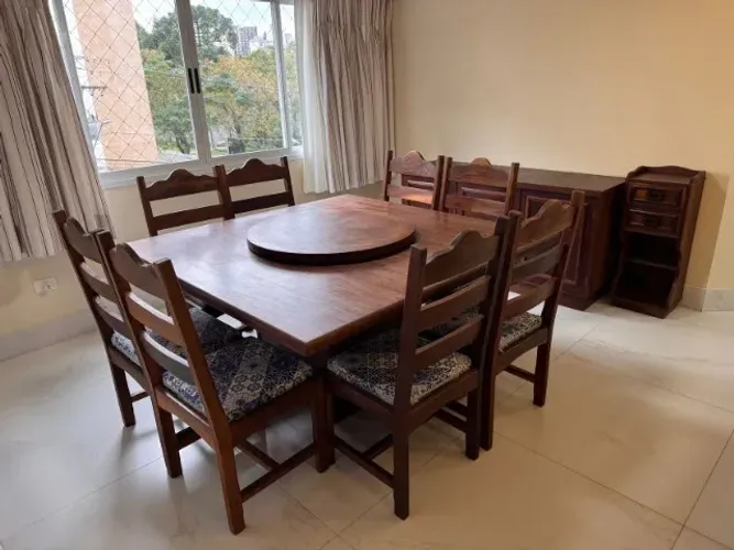Mesa de jantar e conjunto em madeira maçica da Móveis Gramado.
