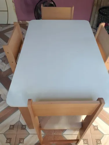 Vendo JG de MESA C/ 4 CADEIRAS (MDF) R$ 220,00