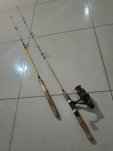 vendo duas varas de pesca e dois molinetes de 1.75m e outra de 1.30m 