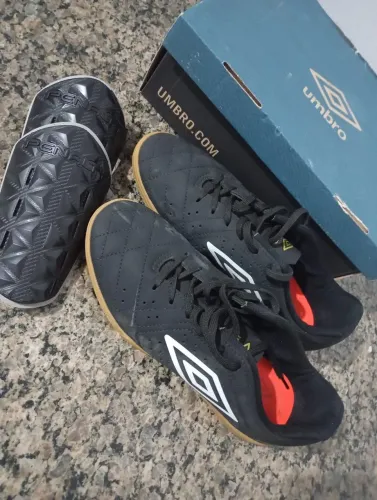 Vendo futsal em perfeito estado. Acompanha caneleira.