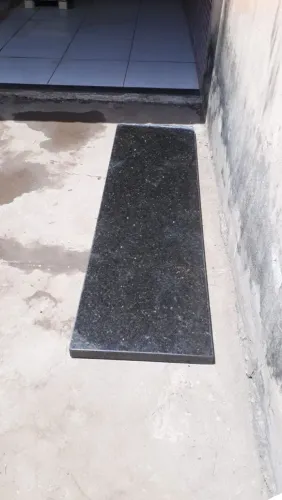 Vemdo um balcão de mármore