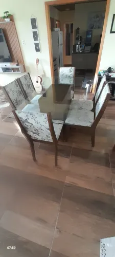 Mesa com tampo de vidro e 6 cadeiras