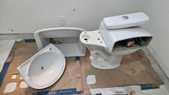 Vaso sanitário com caixa acoplada, tanque e lavatório